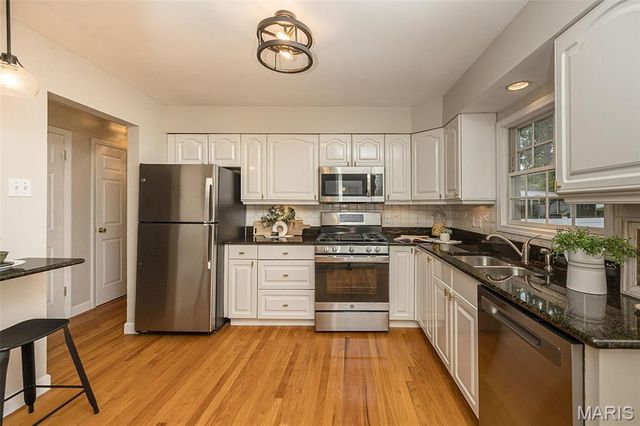 44 Millbrook Lane, St Louis, MO 63122