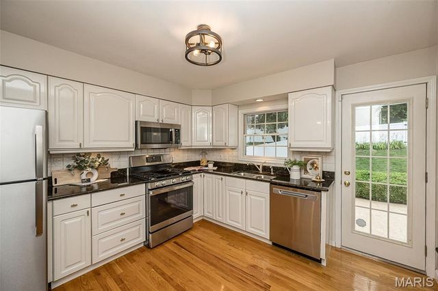 44 Millbrook Lane, St Louis, MO 63122