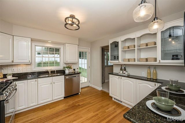 44 Millbrook Lane, St Louis, MO 63122