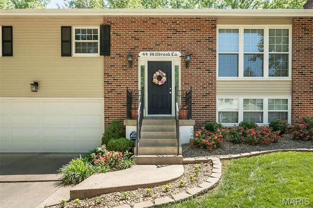 44 Millbrook Lane, St Louis, MO 63122