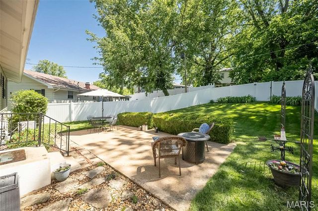 44 Millbrook Lane, St Louis, MO 63122