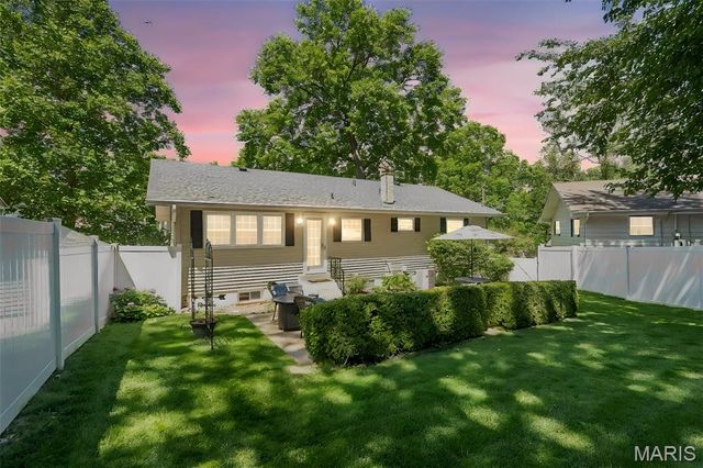 44 Millbrook Lane, St Louis, MO 63122