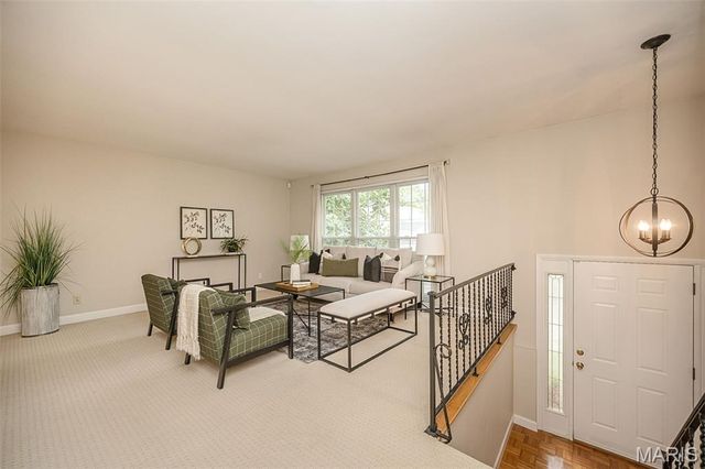 44 Millbrook Lane, St Louis, MO 63122