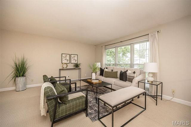 44 Millbrook Lane, St Louis, MO 63122
