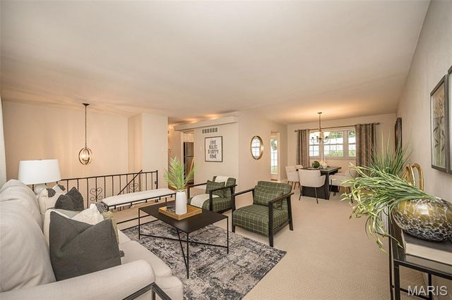 44 Millbrook Lane, St Louis, MO 63122