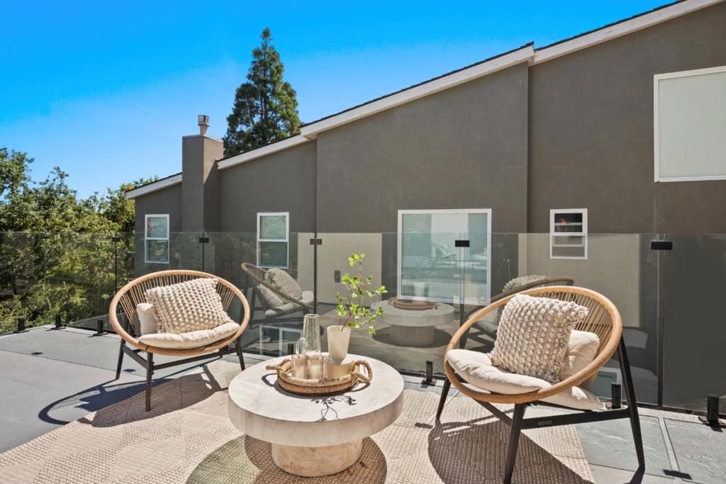 Image 17 of property listing at 3724 Laurel Way, Redwood City, CA 94062