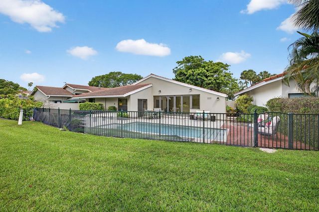2754 Deer Creek Kelly Brooke Lane, Deerfield Beach, FL 33442