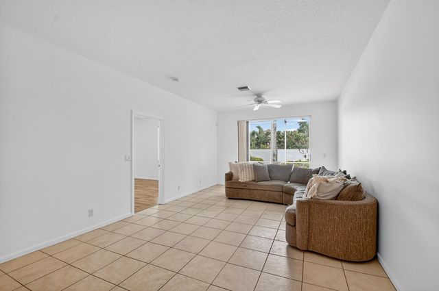 9675 N Crescent View Drive N, Boynton Beach, FL 33437