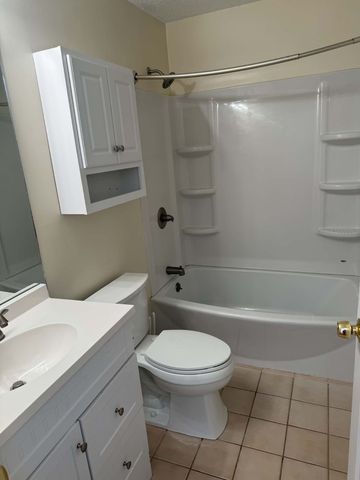74 Tennis Plaza Rd 39, Dracut, MA 01826