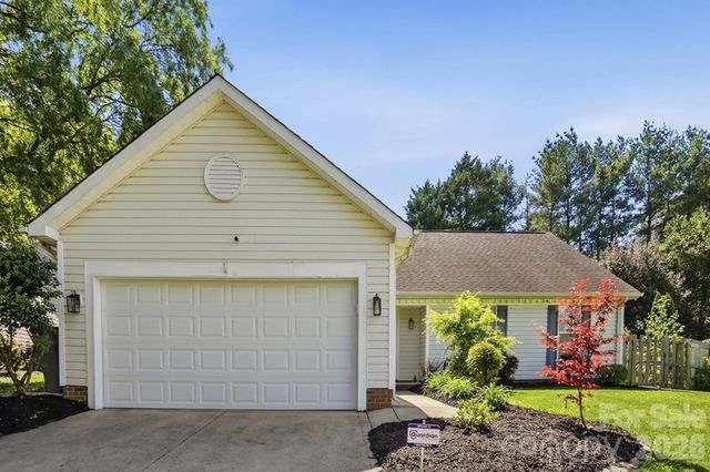 3419 Pondridge Court, Charlotte, NC 28269