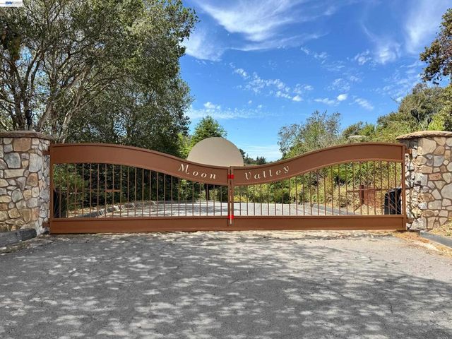 905 Moon Valley Ranch Rd, Watsonville, CA 95076