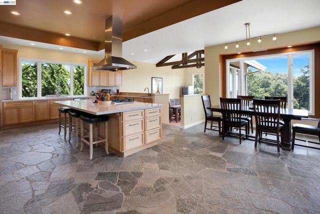 905 Moon Valley Ranch Rd, Watsonville, CA 95076