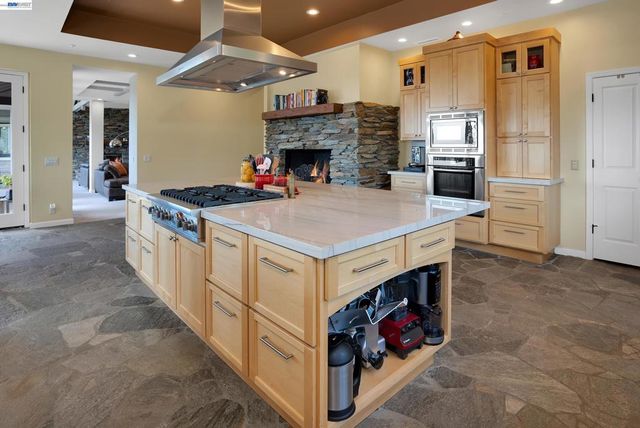 905 Moon Valley Ranch Rd, Watsonville, CA 95076