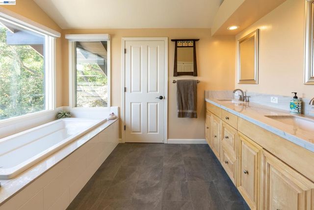 905 Moon Valley Ranch Rd, Watsonville, CA 95076