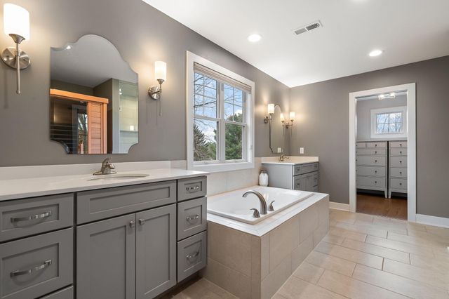 2017 Wildwood Court, Chesterton, IN 46304