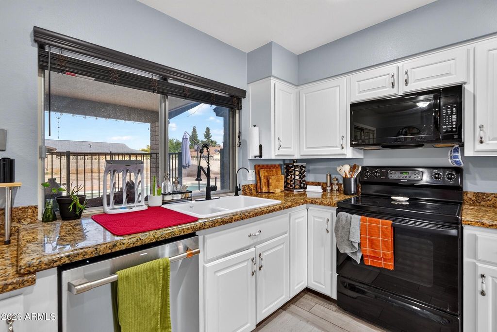 9025 N 48TH Drive, Glendale, AZ 85302 — photo 5