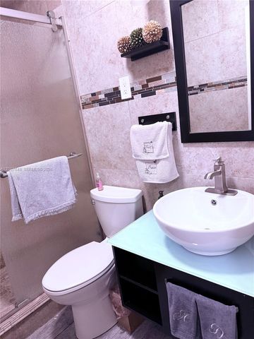6424 Meade St, Hollywood, FL 33024