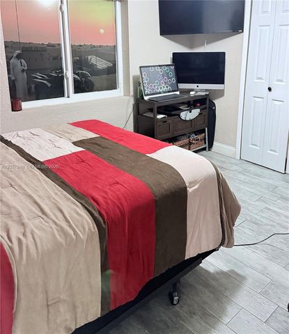 6424 Meade St, Hollywood, FL 33024