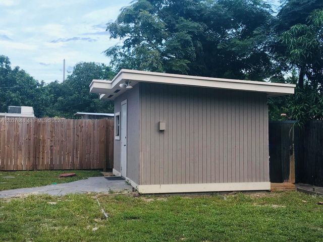 6424 Meade St, Hollywood, FL 33024