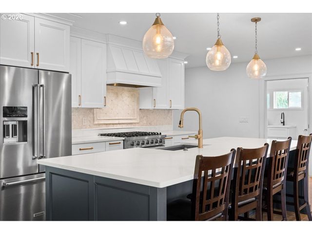 590 N PERSHING St, Mt Angel, OR 97362