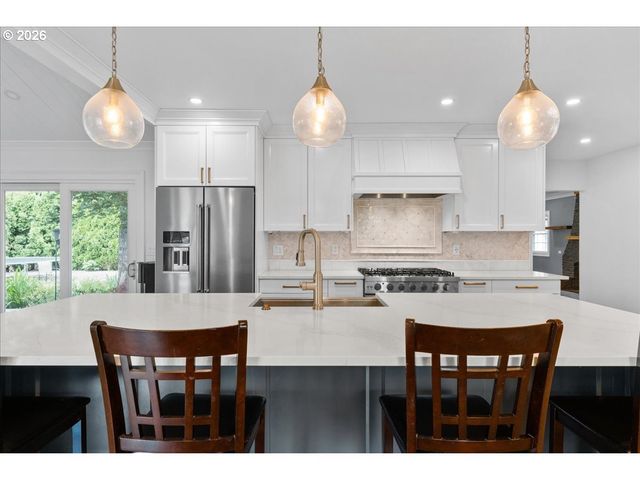 590 N PERSHING St, Mt Angel, OR 97362