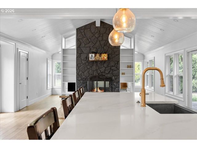 590 N PERSHING St, Mt Angel, OR 97362