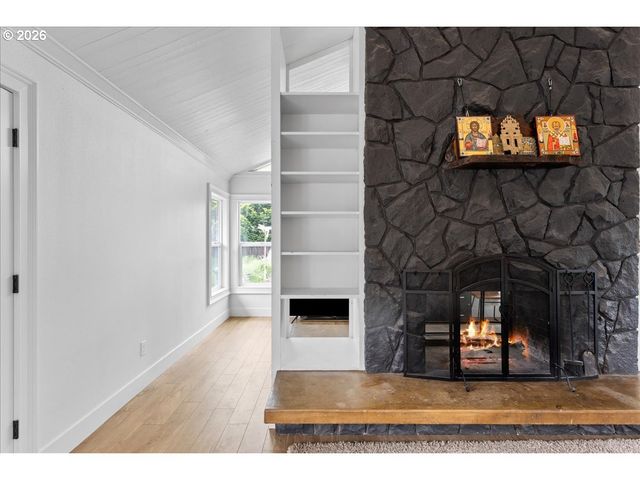 590 N PERSHING St, Mt Angel, OR 97362