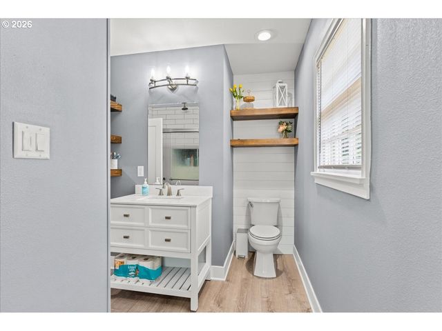 590 N PERSHING St, Mt Angel, OR 97362