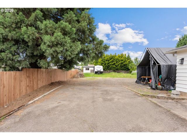 590 N PERSHING St, Mt Angel, OR 97362