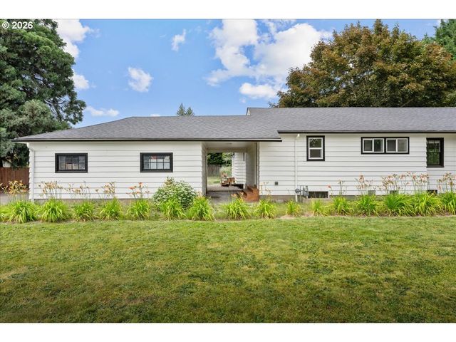 590 N PERSHING St, Mt Angel, OR 97362