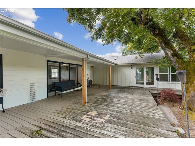 590 N PERSHING St, Mt Angel, OR 97362