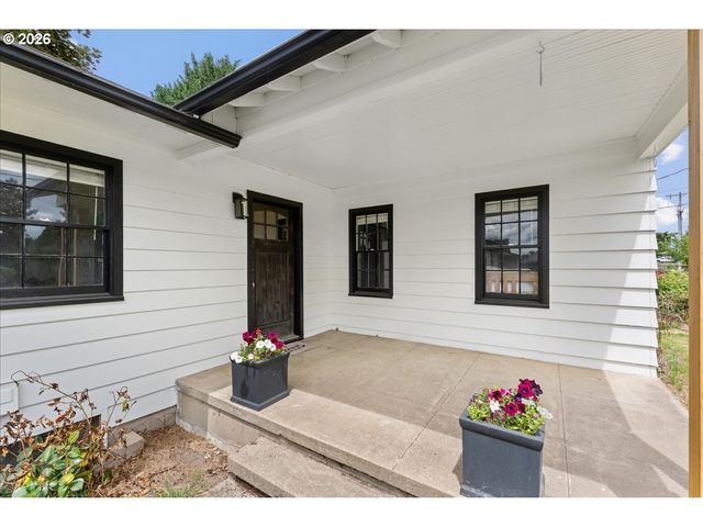 590 N PERSHING St, Mt Angel, OR 97362