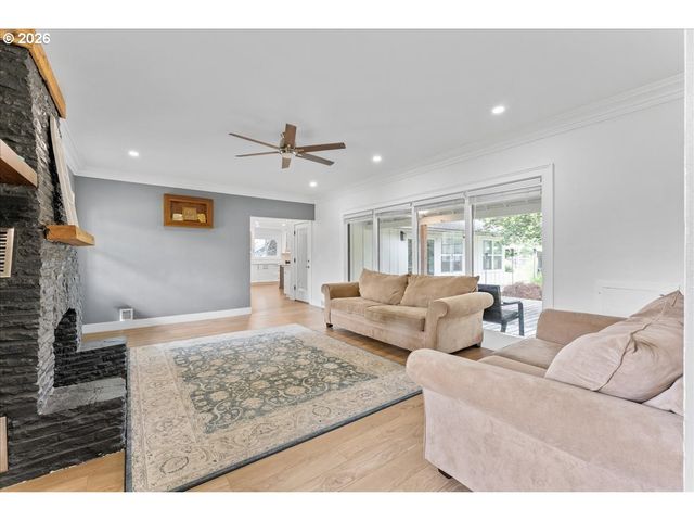 590 N PERSHING St, Mt Angel, OR 97362