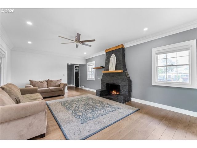 590 N PERSHING St, Mt Angel, OR 97362