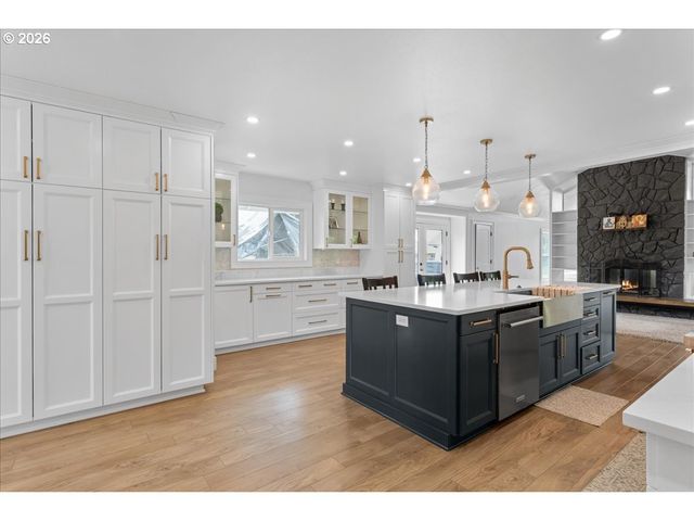 590 N PERSHING St, Mt Angel, OR 97362