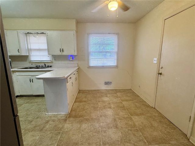 512 NW Lakeview Road, Blue Springs, MO 64014