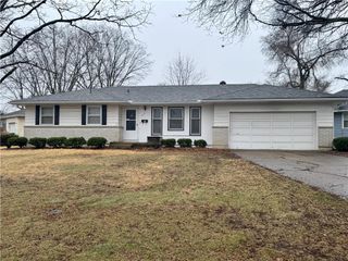 512 NW Lakeview Road, Blue Springs, MO 64014