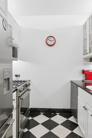 250 E 54th St Apt 21D, New York City, NY 10022