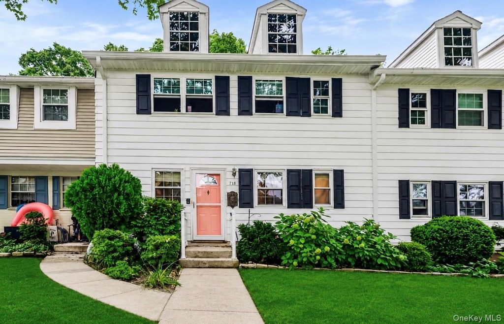 718 Towne House Village, Islandia, NY 11749 — exterior