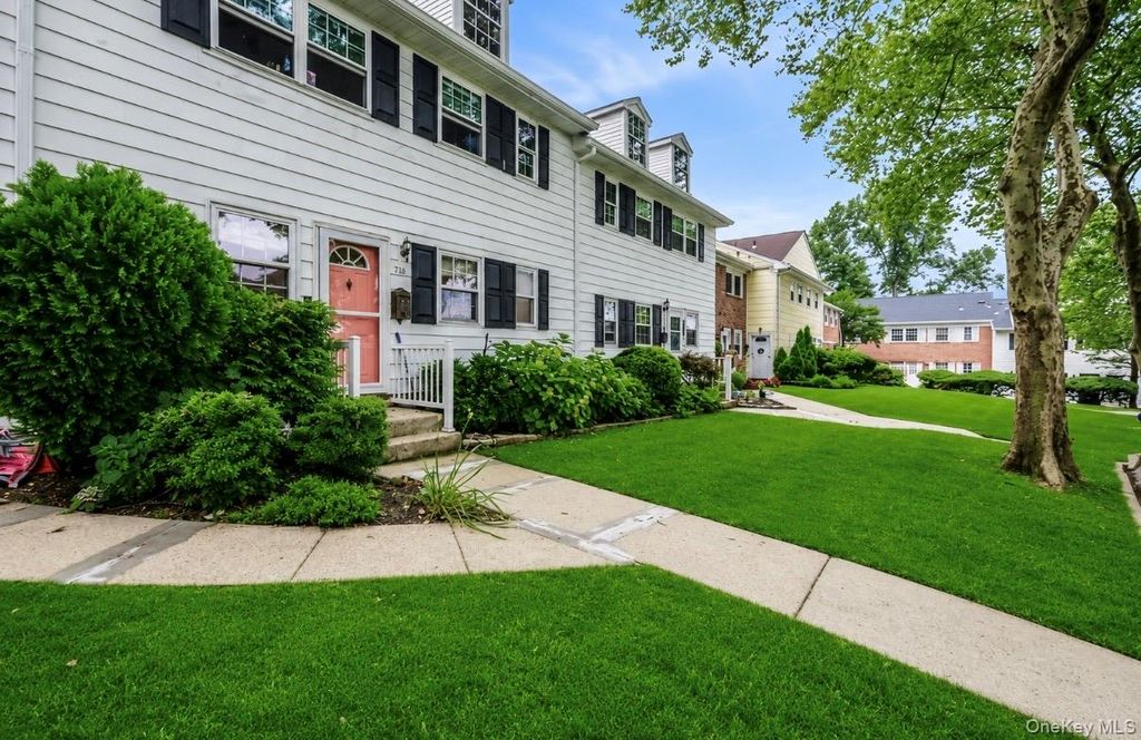 718 Towne House Village, Islandia, NY 11749 — photo 3