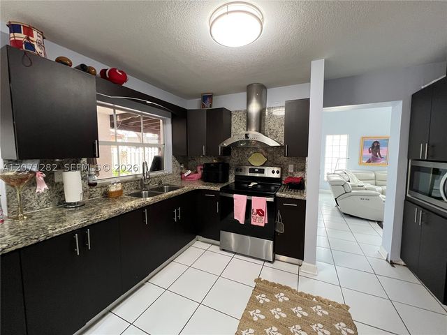 13249 NW 9 LN, Miami, FL 33182