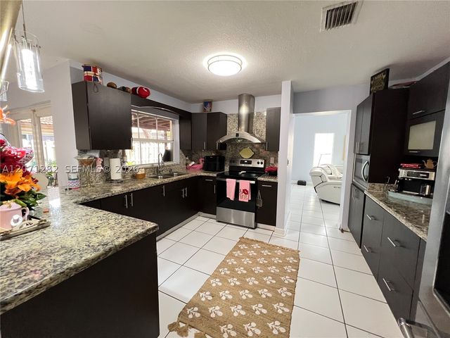 13249 NW 9 LN, Miami, FL 33182