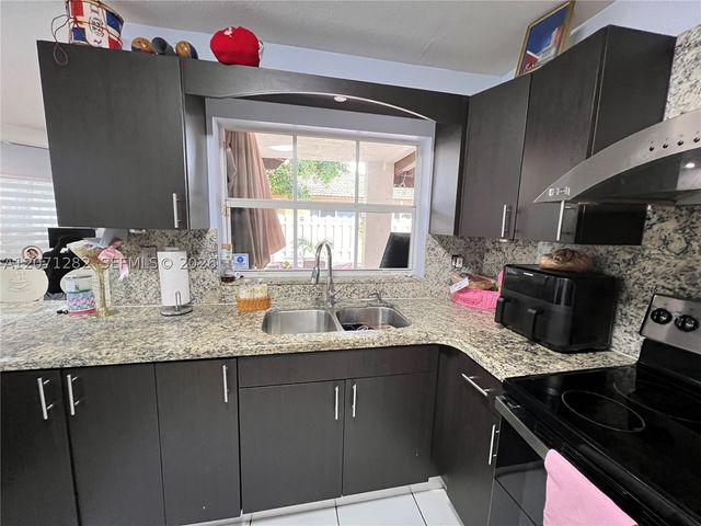 13249 NW 9 LN, Miami, FL 33182