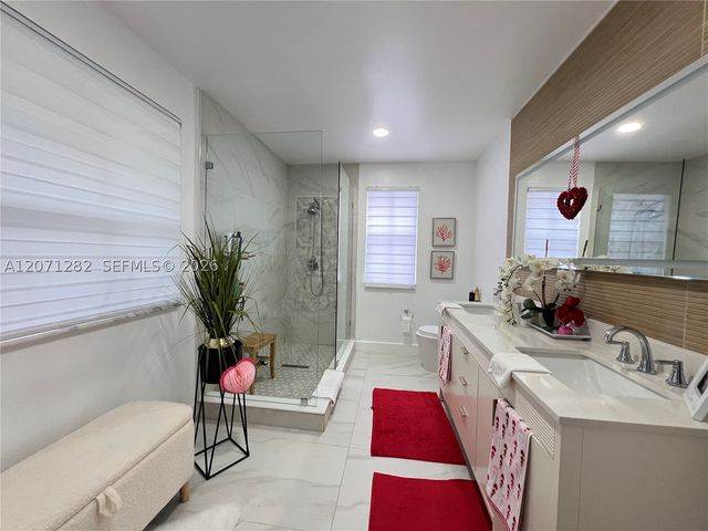 13249 NW 9 LN, Miami, FL 33182