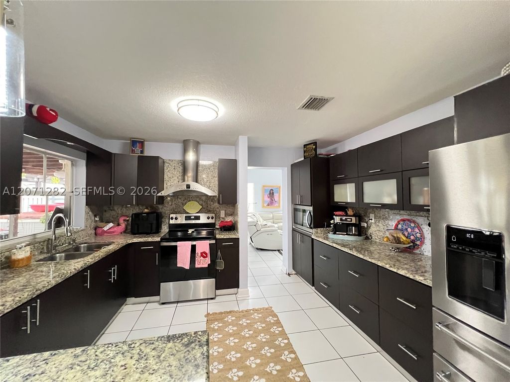 13249 NW 9 LN, Miami, FL 33182