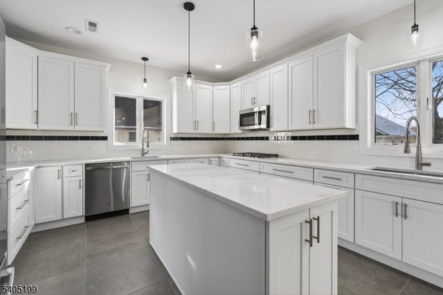 6 River Rd, Fair Lawn Boro, NJ 07410