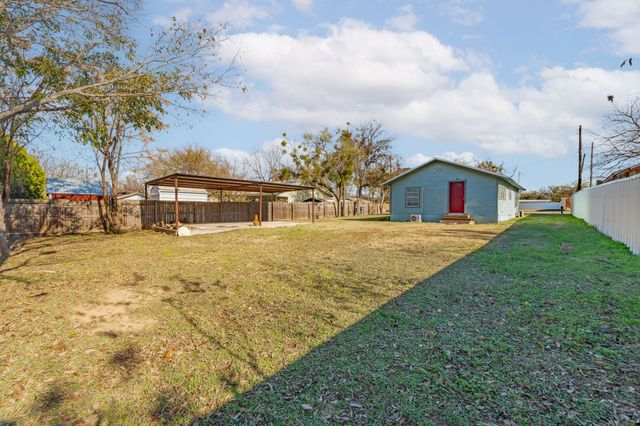 816 S Houston Street, De Leon, TX 76444