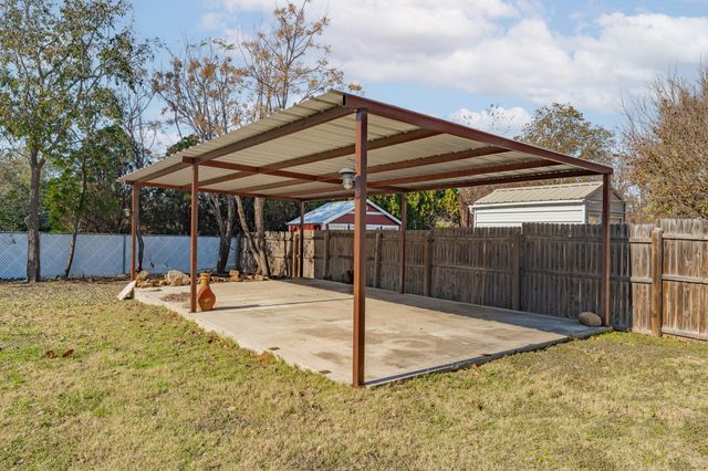 816 S Houston Street, De Leon, TX 76444