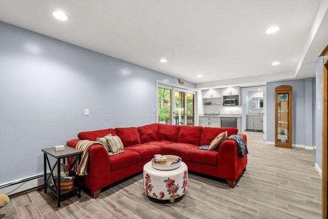 4 Deer Haven Rd, Beverly, MA 01915