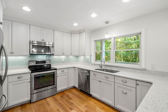 4 Deer Haven Rd, Beverly, MA 01915